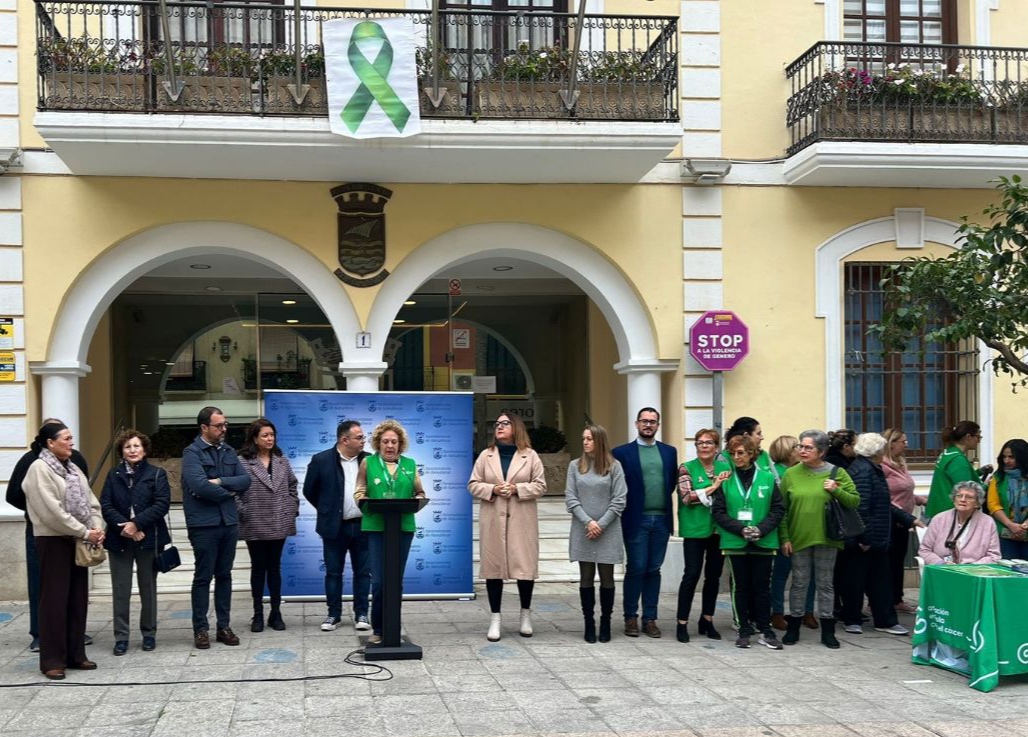 Un lazo humano cubre la plaza de la Constitución sexitana para