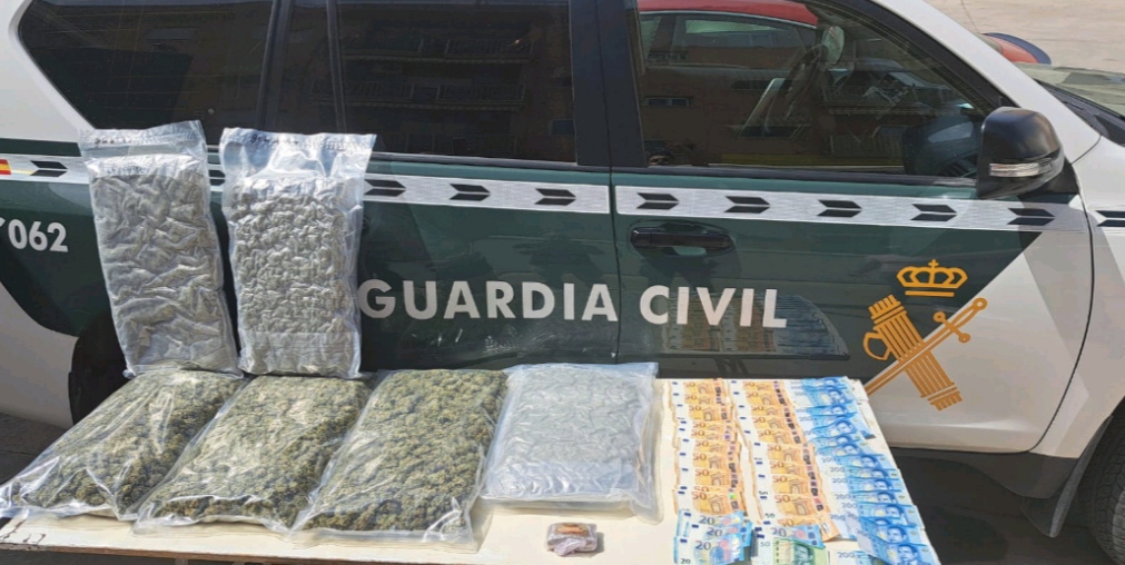 Dos personas son sorprendidas por la Guardia Civil transportando marihuana en sus vehculos