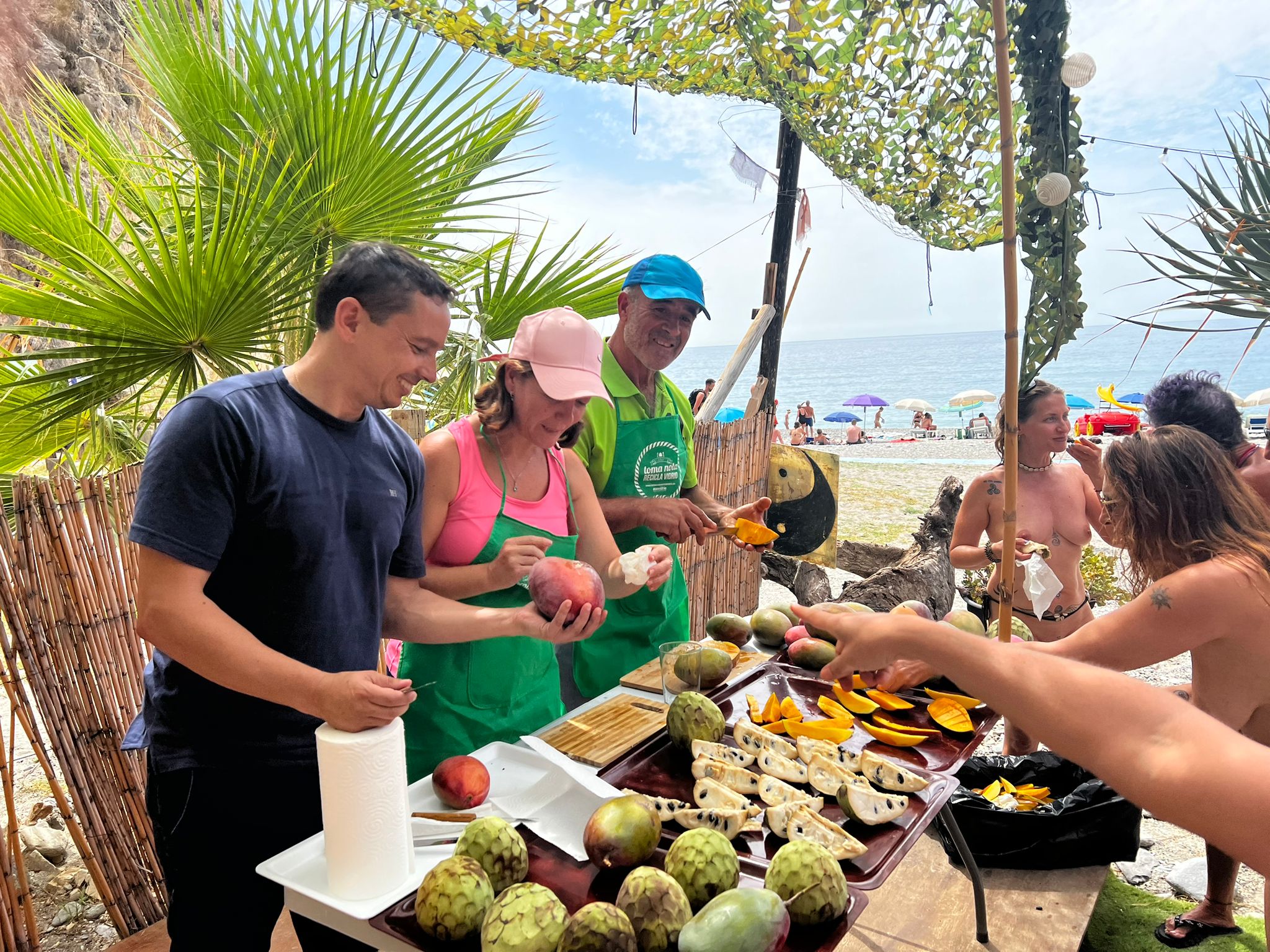 La Asociación Amigos de la Playa Nudista de Cantarriján recibe una  degustación de subtropicales a cargo