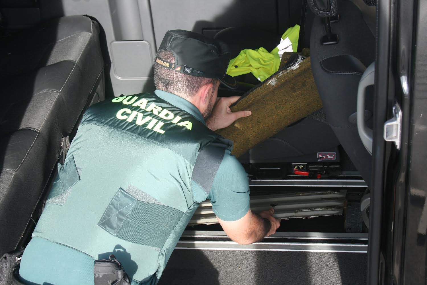 Detenidas en Guadix tres personas que transportaban 36 kilos de marihuana en un doble fondo en una furgoneta
