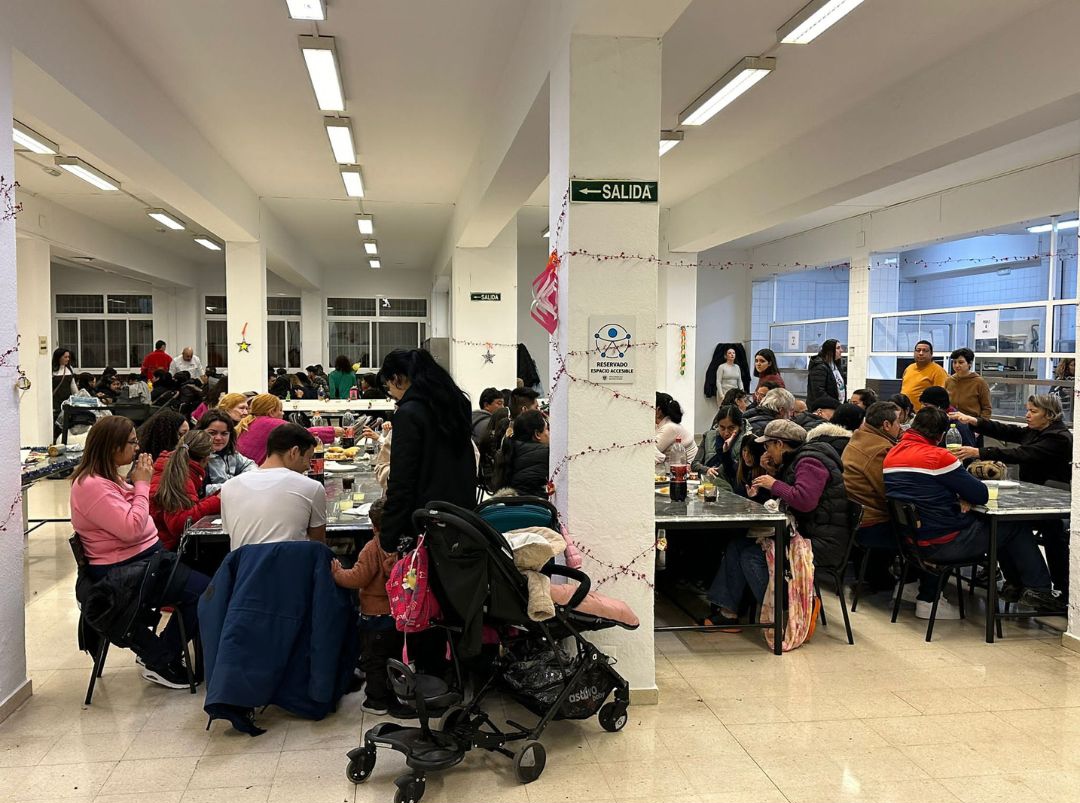 Alrededor De Personas Disfrutan De Una Cena De Navidad Solidaria En