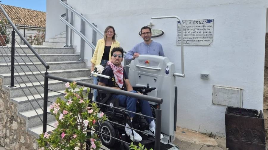 En servicio una plataforma elevadora que permite acceder al edificio de Radio Salobrea a personas con discapacidad