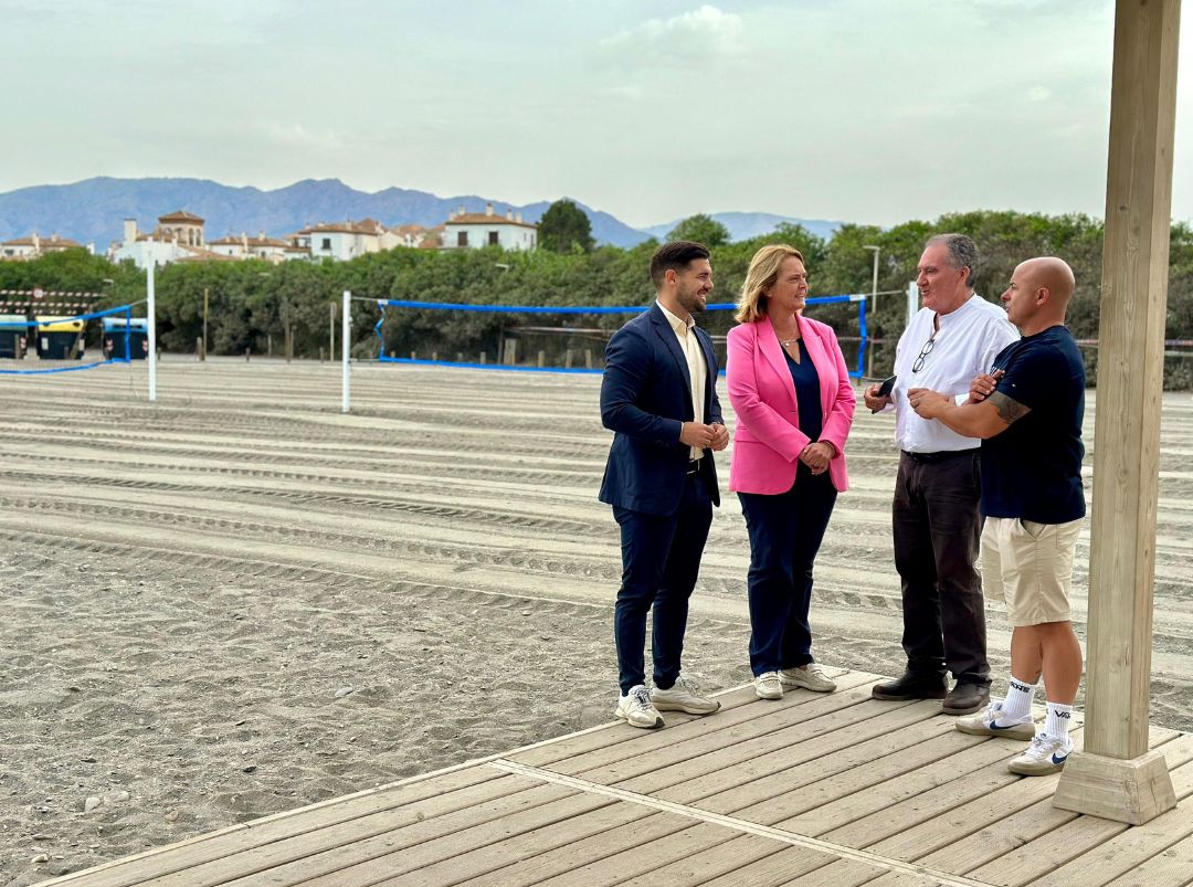 La instalacin de las nuevas pistas deportivas de Playa Granada, prcticamente finalizada