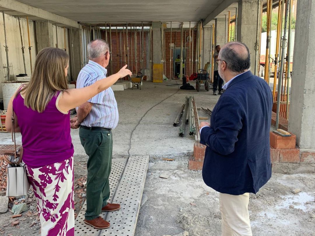 Recuerda visita Gualchos donde se estn llevando a cabo distintas obras como la habilitacin de aulas para ofrecer talleres sociales y de formacin gracias al PFEA 
