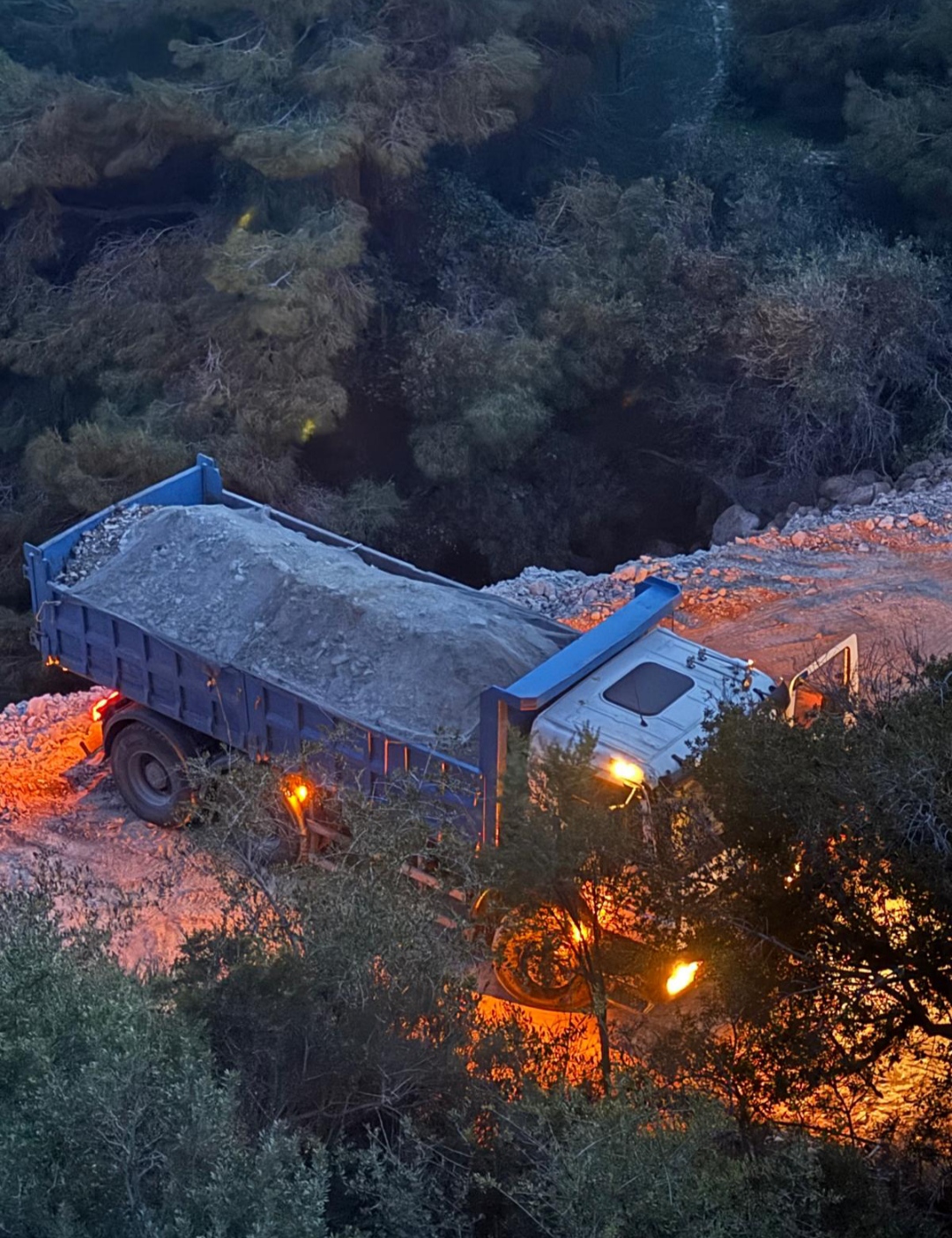 El PSOE denuncia la permisividad del alcalde sexitano en el vertido de tierra en el pinar de la zona de Calaiza por Viales Progreso 