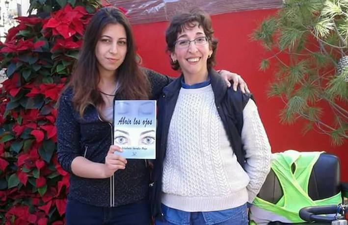 La joven escritora Estefana Heredia Maya presenta esta tarde su libro Abre los ojos en Almucar.  
