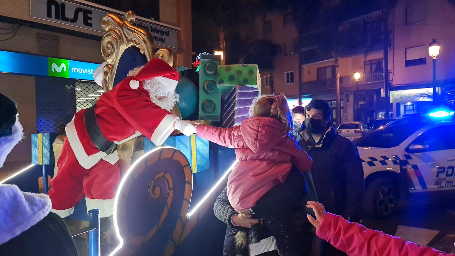 Regresa la ilusión Navideña a las principales avenidas de Almuñécar con la  Cabalgata de Papá Noel.