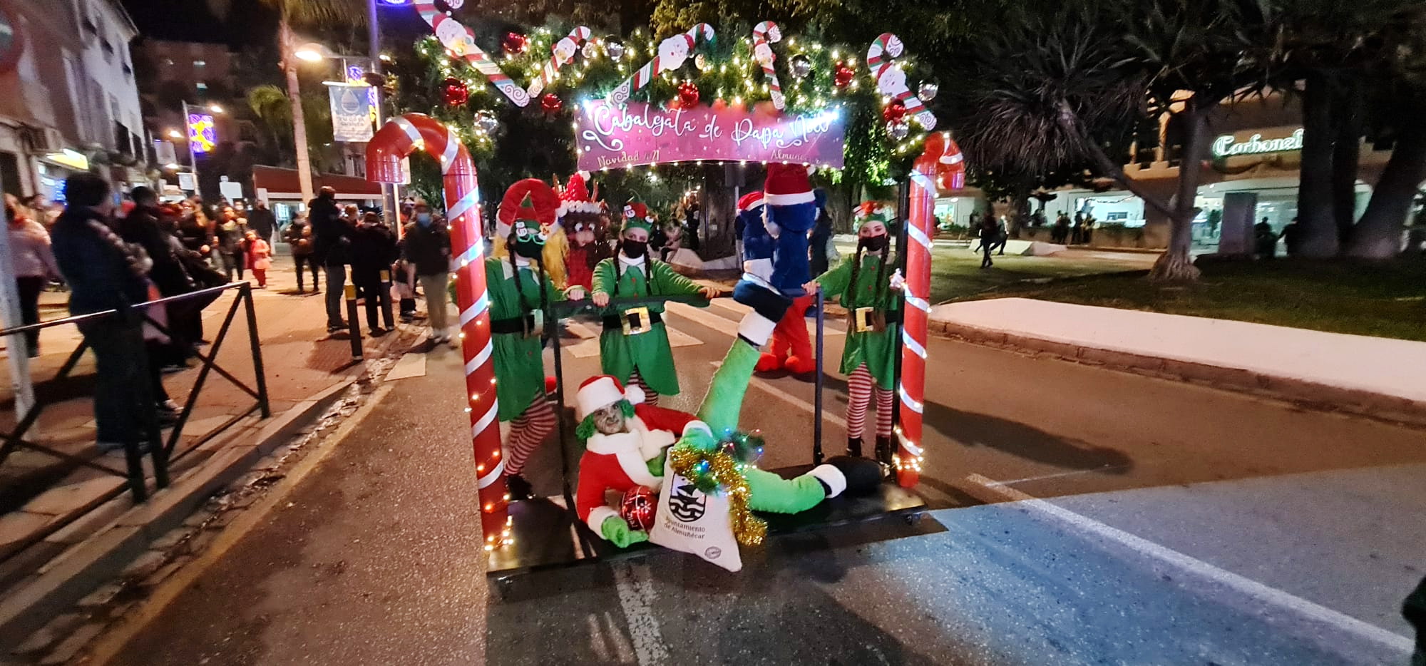 Regresa la ilusión Navideña a las principales avenidas de Almuñécar con la  Cabalgata de Papá Noel.