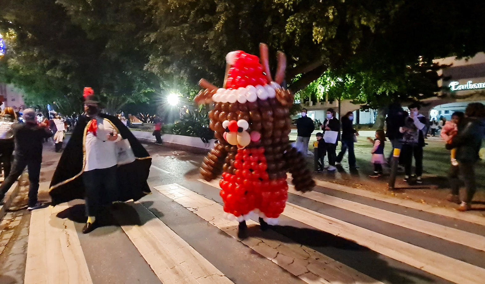 Regresa la ilusión Navideña a las principales avenidas de Almuñécar con la  Cabalgata de Papá Noel.