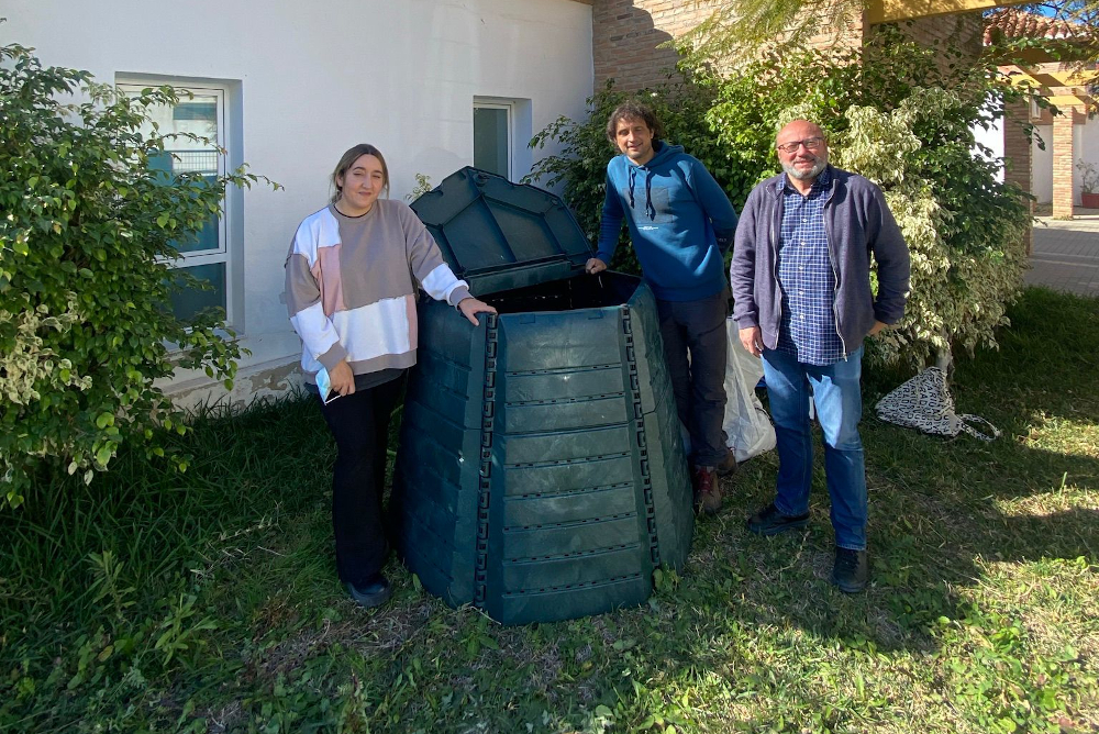 El Ayuntamiento de Salobrea instala cuatro composteras para el reciclaje domstico y comunitario 