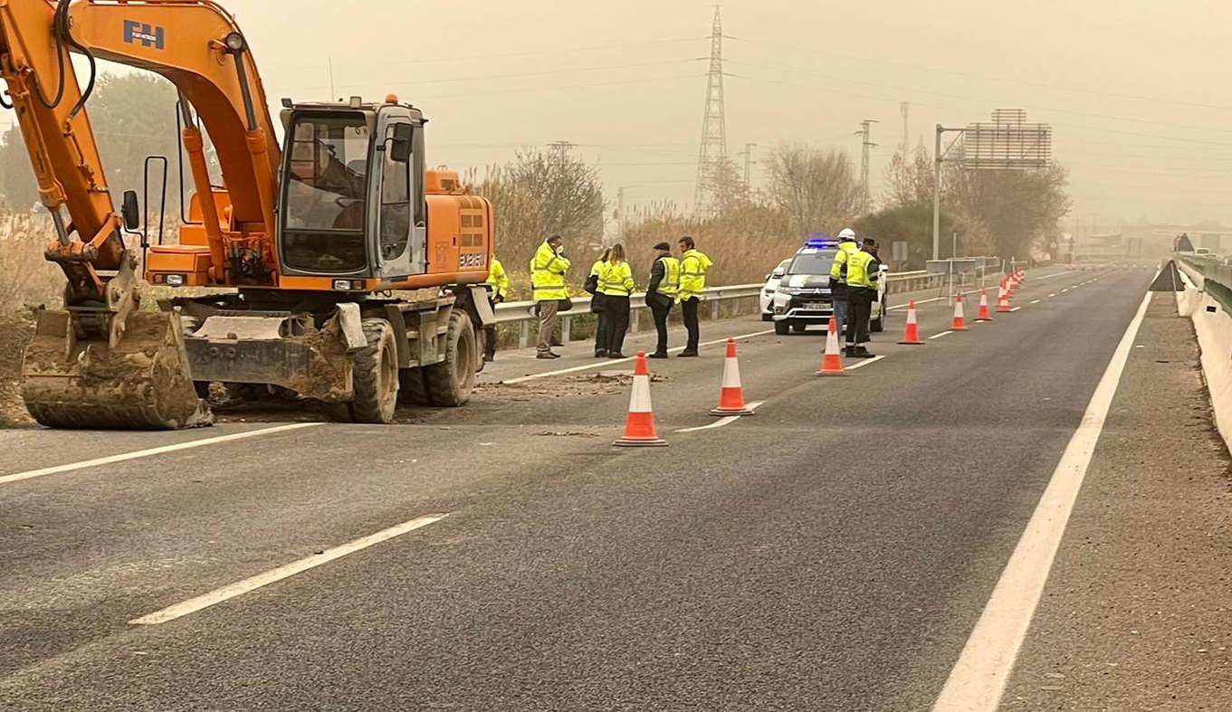 La A-92G se corta al trfico en el kilmetro 5,8  por hundimiento en la calzada