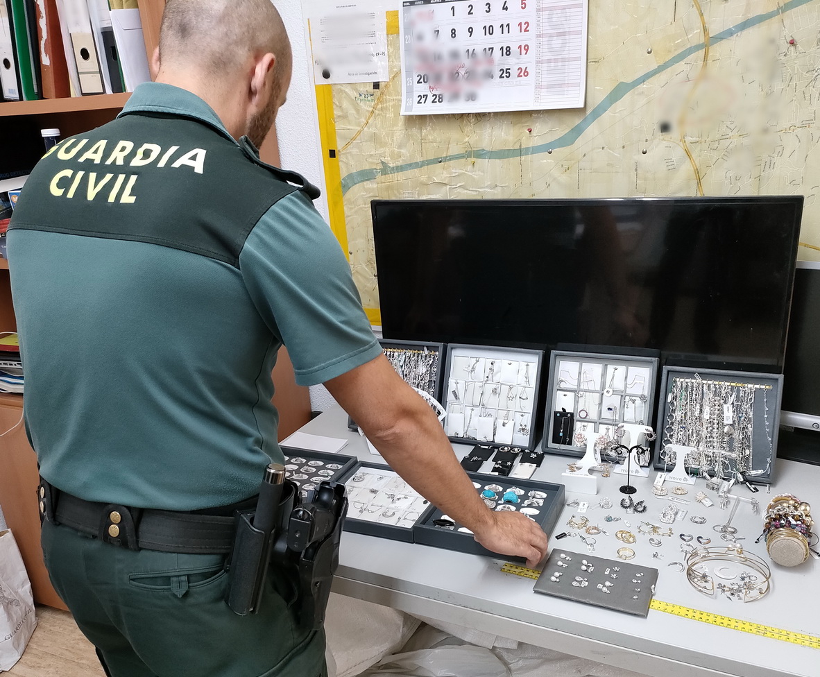 Hoy se ha hecho pblica la detencin de los ladrones de la joyera Torres de Almucar apareciendo parte de lo sustrado.